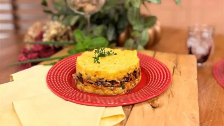 Escondidinho vegano de mandioquinha com cogumelos