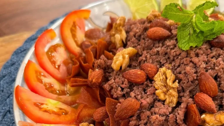 Delicioso e tradicional fatteh de carne com grão de bico