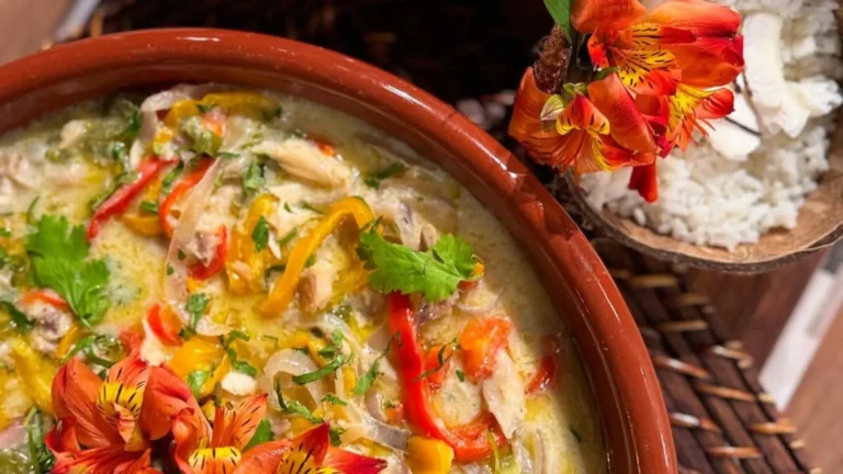 Deliciosa moqueca de peixe com arroz de coco