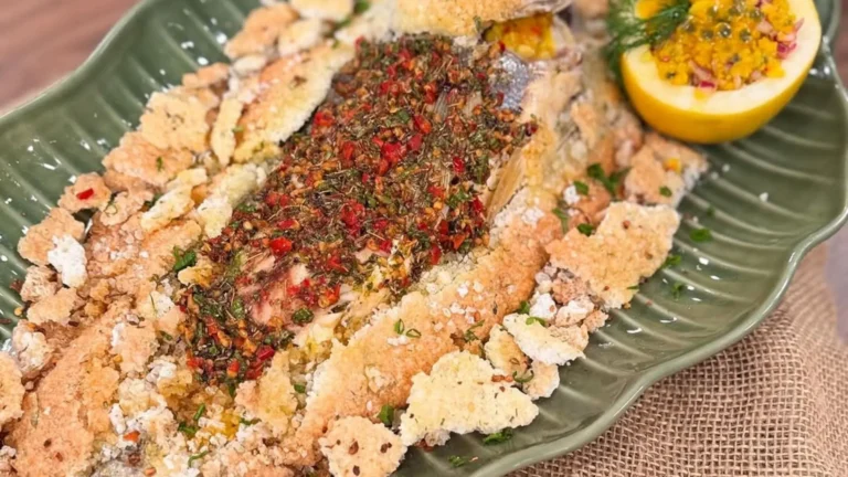 Delicioso peixe de crosta de sal