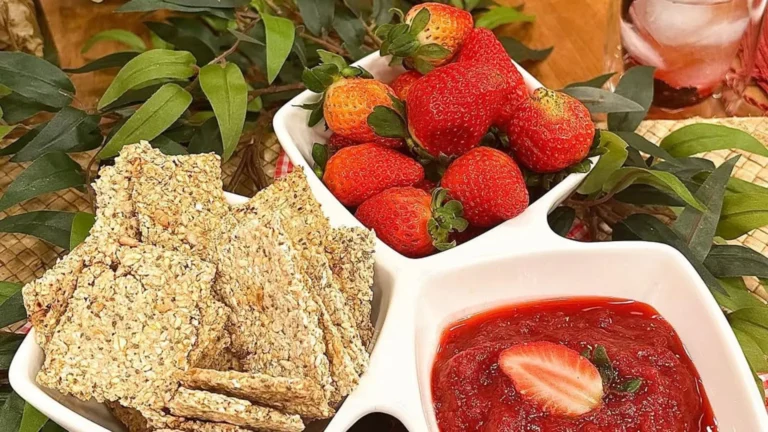 Snack de gergelim e geleia de morango saudável