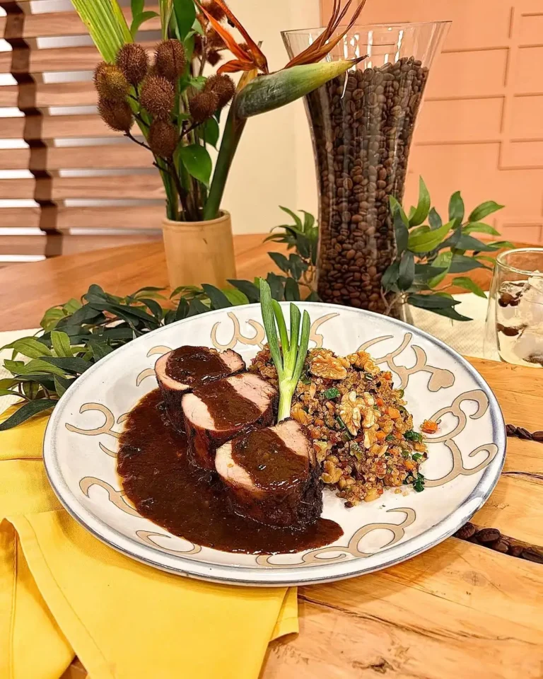 Filé mignon suíno marinado no café com farofa de quinoa