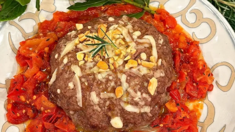 Polpetone de carne recheado com ricota e espinafre com molho de tomate