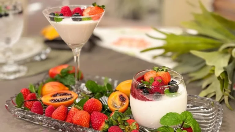 Panacota vegana com calda de amora