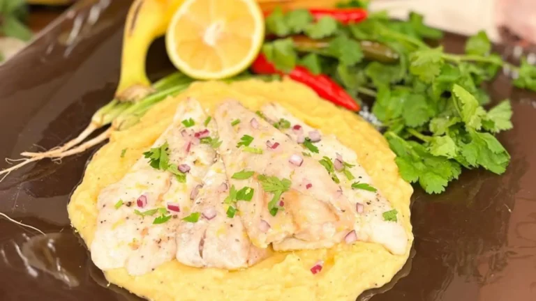 Pescada com farofa de maracujá e purê de banana-da-terra