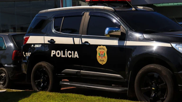 Imagem de capa representando o destaque: PF troca tiros com suspeitos na área externa do Aeroporto de Guarulhos