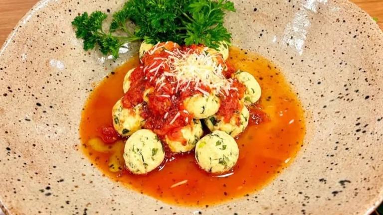 Nhoque de ricota com espinafre e Molho Rústico