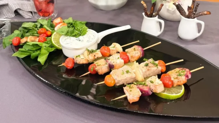 Espetinhos de peixe e molho de agrião