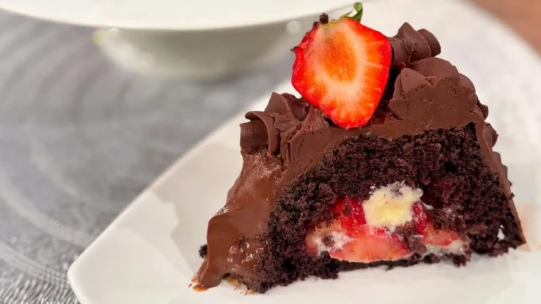 Bolo de chocolate com morango