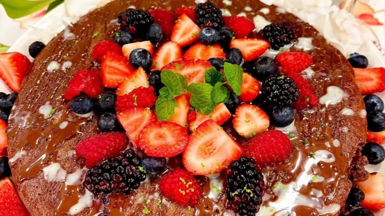 Brownie proteico de chocolate, tâmaras e frutas frescas