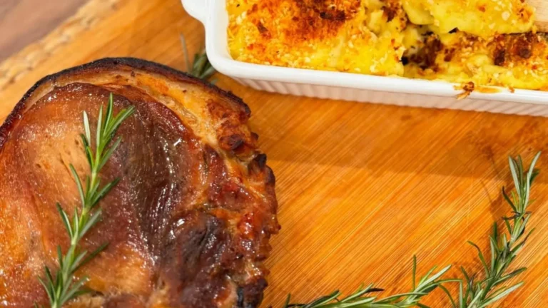 Delicioso pernil assado com mandioca cremosa