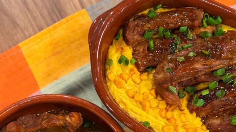 Costelinha de porco com creme de milho