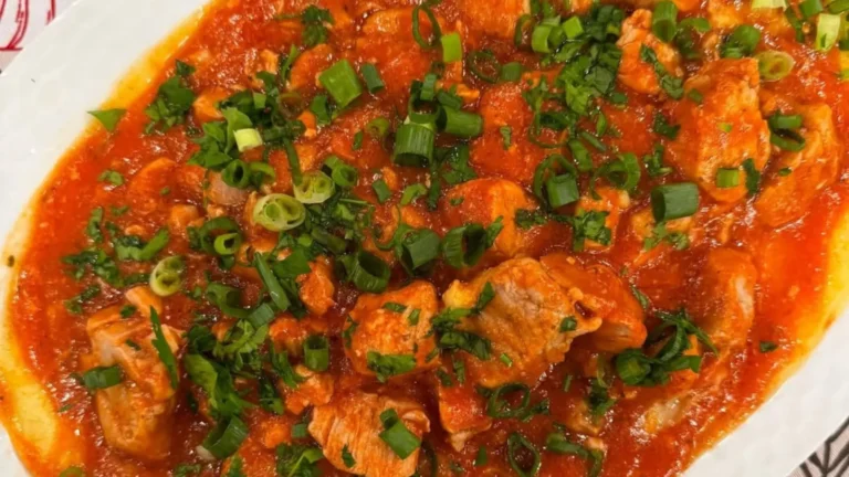 Delicioso picadinho suíno com polenta cremosa