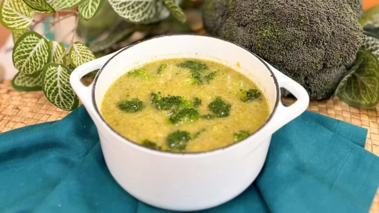 Sopa de Brócolis e Chips de batata doce com com ervas.