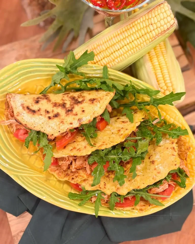 Taco de milho com recheio de lombo desfiado