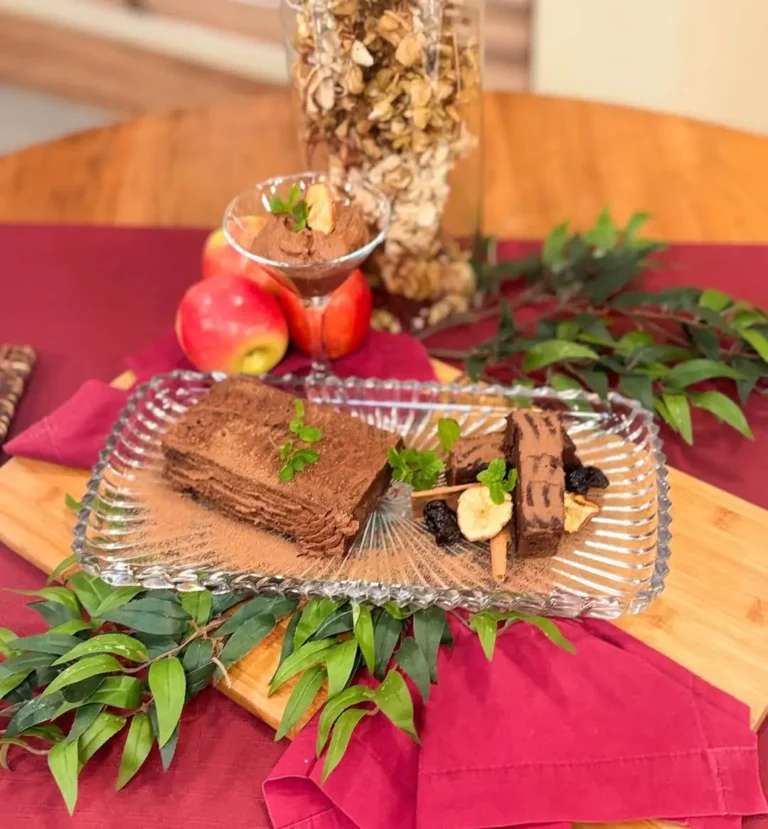 Bolo funcional de ameixa com ganache de maçã e cacau