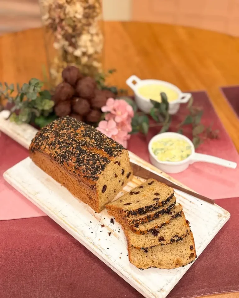 Pão integral multigrãos e de uma saborosa pasta proteica.