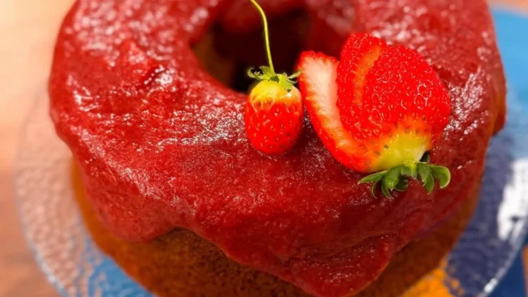 Bolo de mamãe com uma deliciosa geleia de morango
