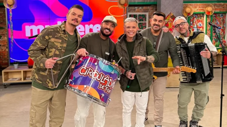 Banda "Circuladô de Fulô" anima a festa junina do "Mulheres"!