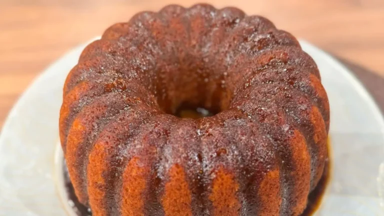 Bolo de especiarias com uma deliciosa calda de café