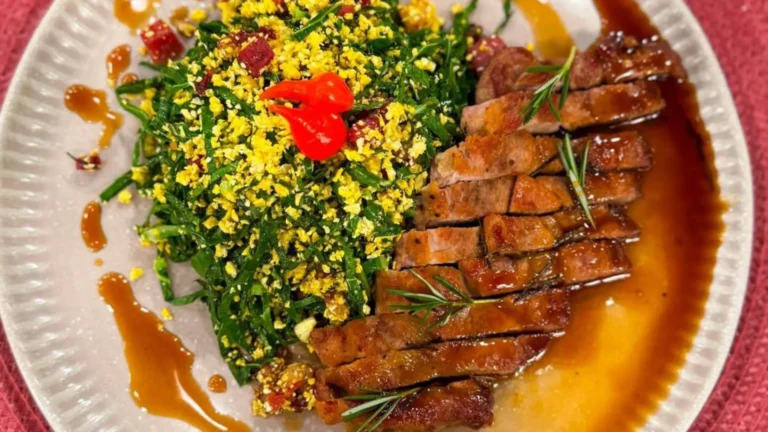 Lombo ao molho de cachaça com mel e virado de couve