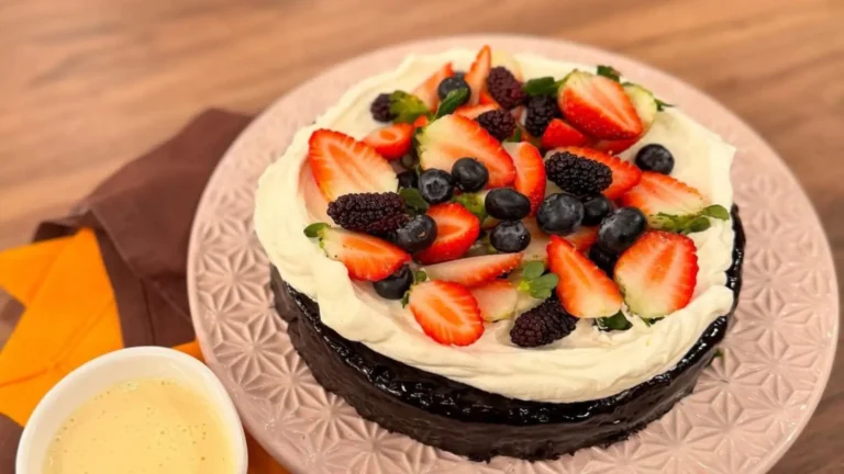Saborosa torta búlgara com creme inglês