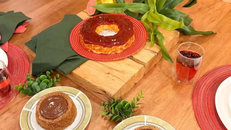 Bolo de mandioca com cobertura de goiabada