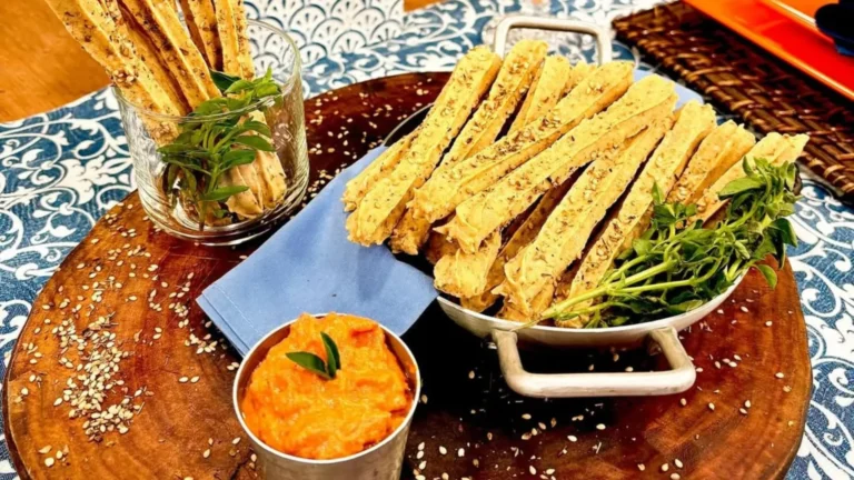 Palitos de ervas sem glúten com uma pasta de tomate seco