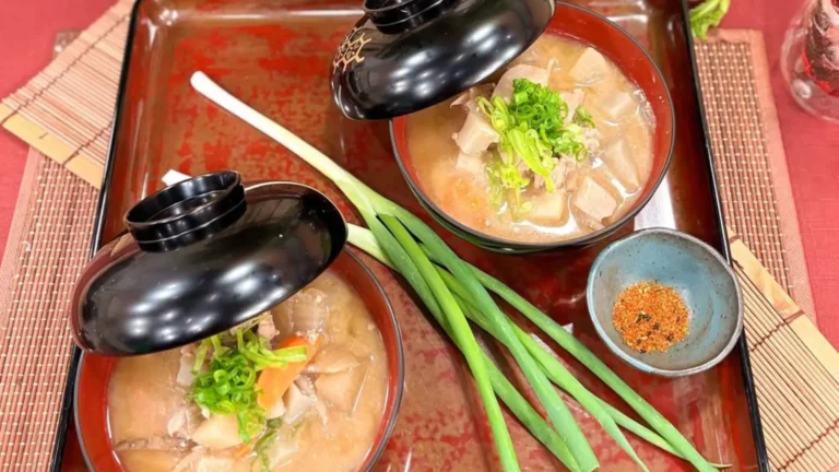 Butajiru, sopa de missoshiru bem encorpado com carne suína