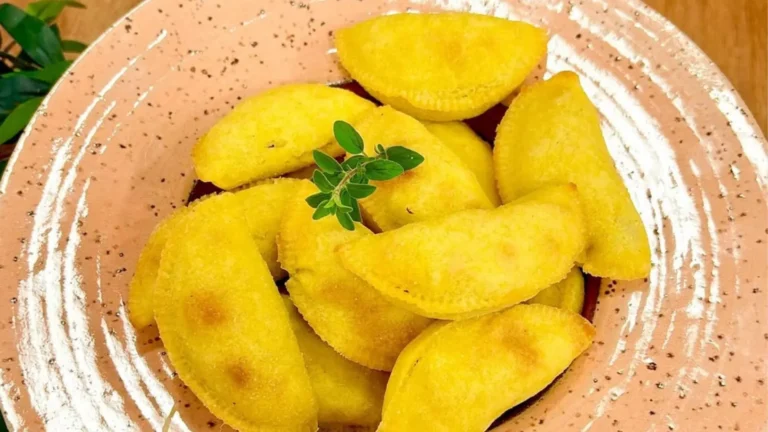 Delicioso Pastel de angu com recheio de carne moída