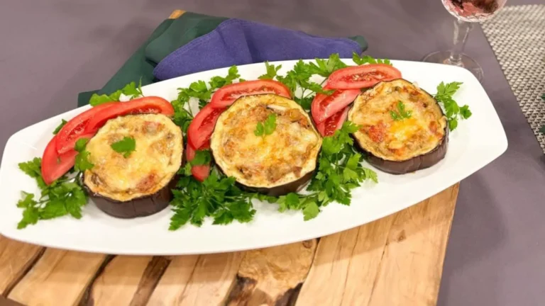 Berinjela gratinada com recheio de queijo e alho-poró