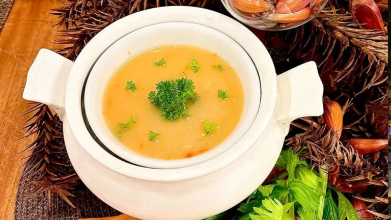 Caldinho de frango com pinhão