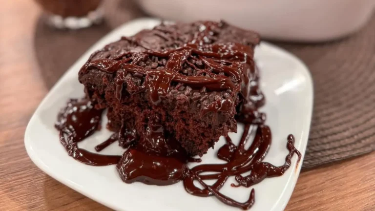 Maravilhoso bolo de chocolate quentinho!