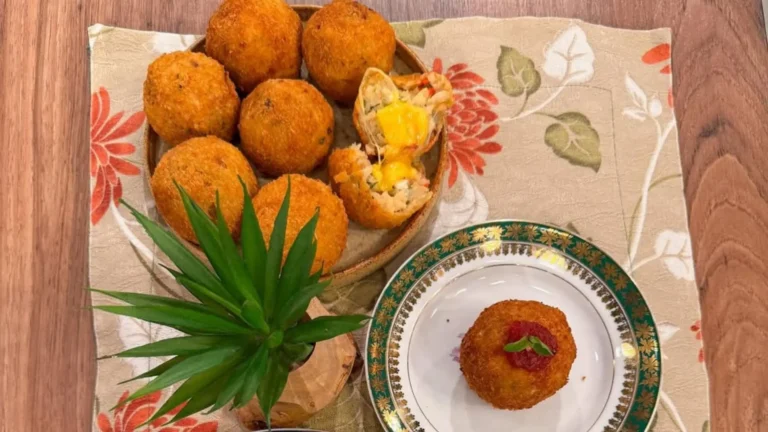 Crocante bolinho de arroz com bacon e queijo!