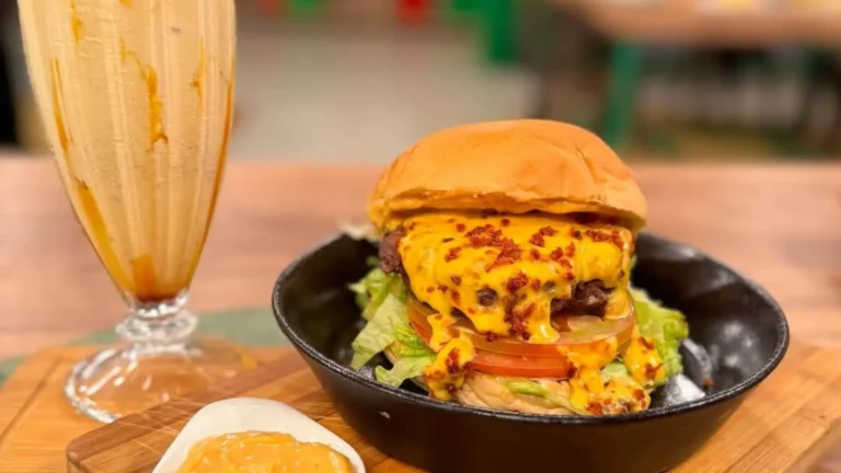 Cheeseburguer com bacon e um milk-shake de paçoca!