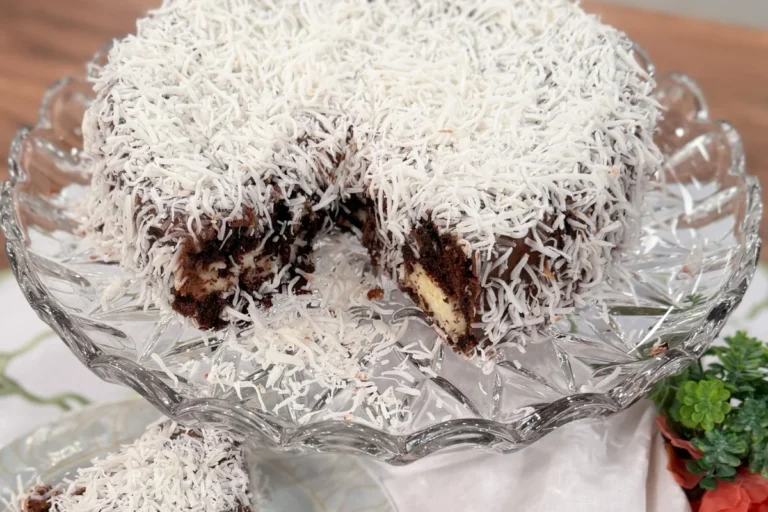 Bolo de chocolate recheado com coco