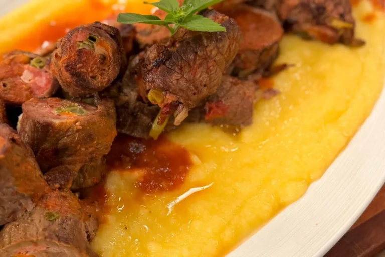 Bracciola à moda toscana com polenta