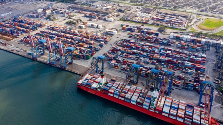 Operações combatem corrupção em porto e contrabando de cigarros