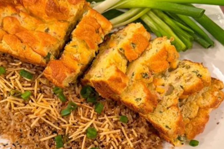 Omelete suflê colorido com arroz crocante