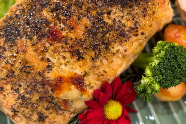 Rocambole de frango recheado com requeijão e brócolis