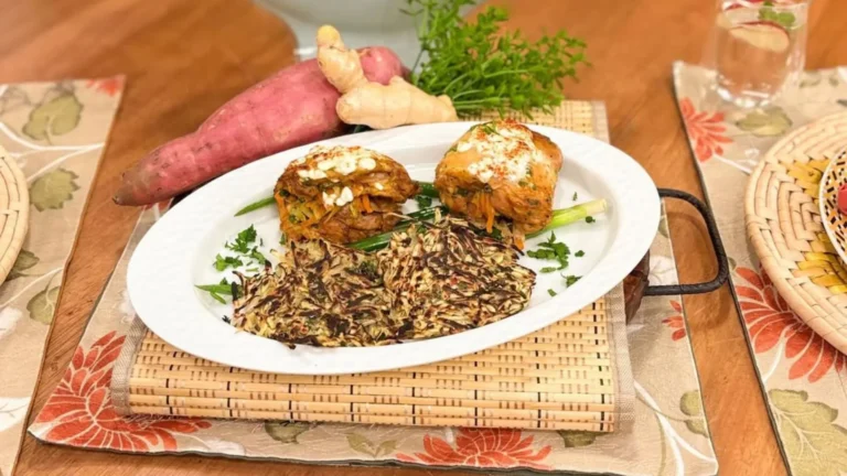 Sobrecoxa gratinada recheada com legumes e rosti de batata doce.