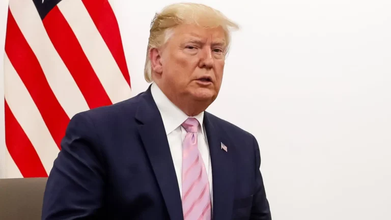 Imagem de capa representando o destaque: Trump ameaça destruir navios iranianos no Estreito de Ormuz