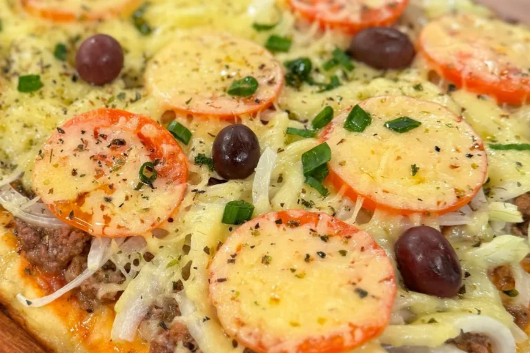 Torta aberta de atum com queijo
