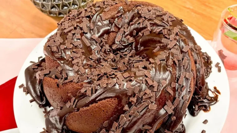 Bolo de chocolate com cobertura de brigadeiro belga saudável