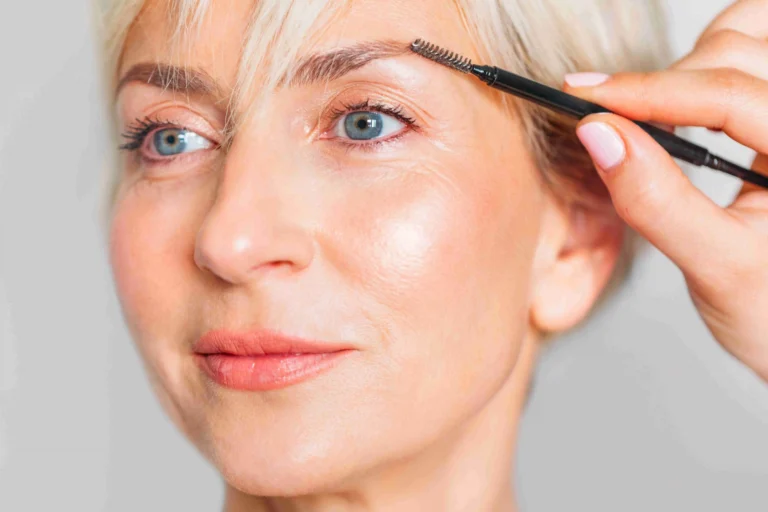 Maquiagem aos 40+: menos é mais, e o segredo está na leveza