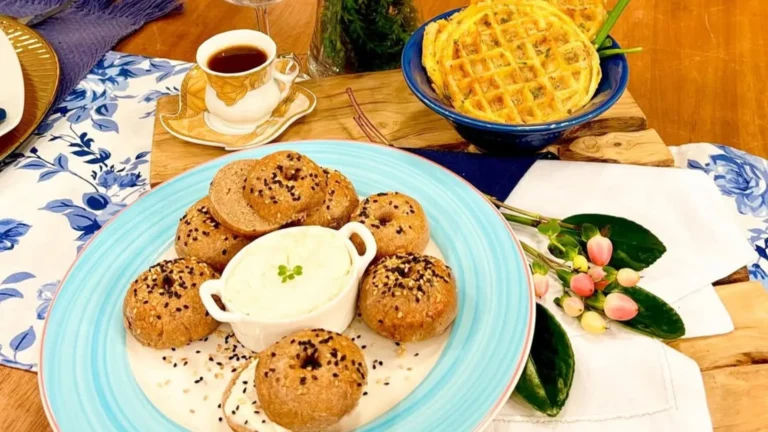 Pão com 3 ingredientes, requeijão caseiro e um waffle de frango