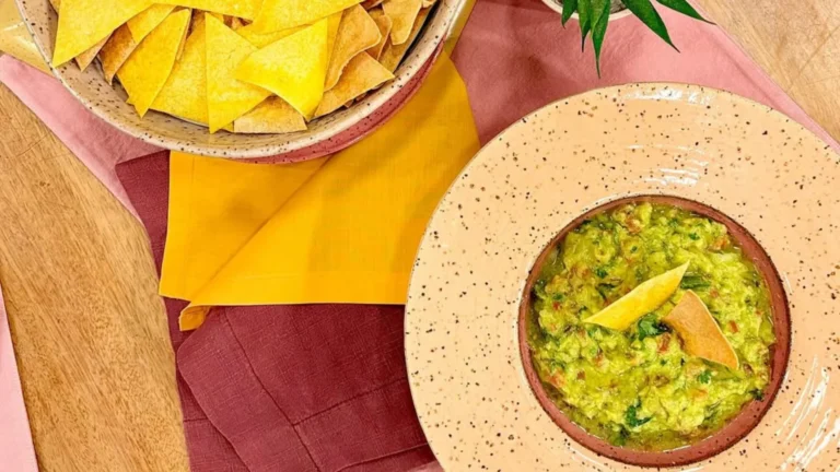 Nachos crocantes com guacamole cremoso