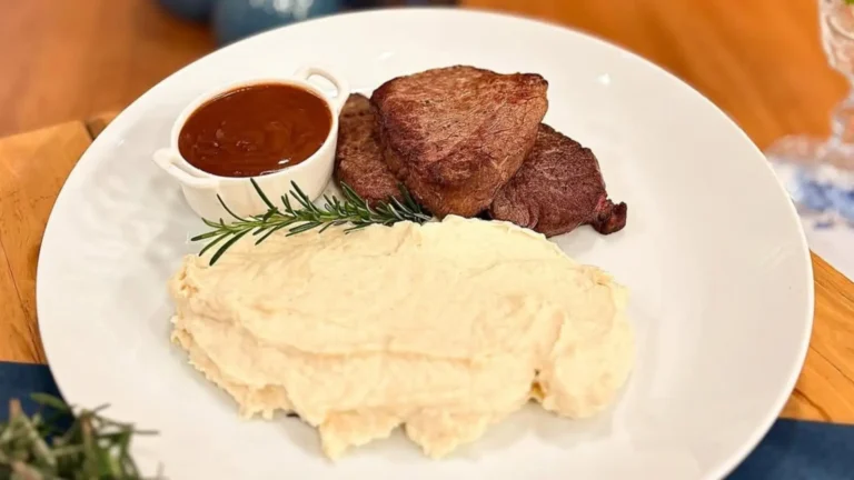 Medalhão ao molho madeira com purê de palmito