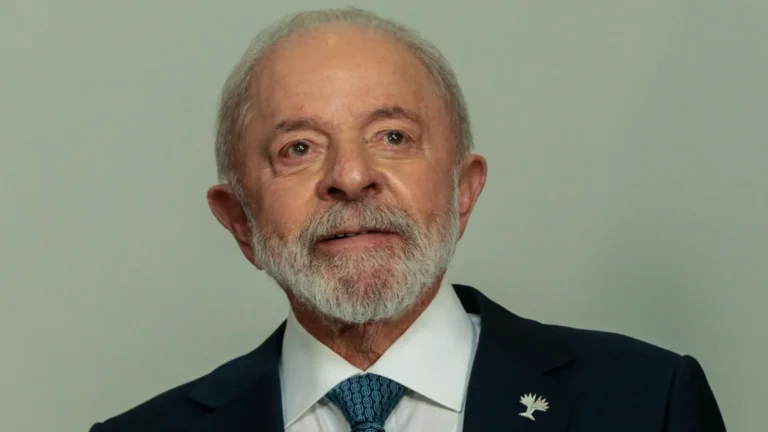 Imagem de capa representando o destaque: Lula anuncia criação de comitê para acompanhar situação do Brasil e EUA