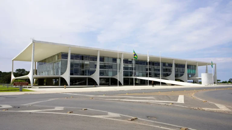 Imagem de capa representando o destaque: Planalto reage à decisão dos EUA e avalia diálogo com Trump
